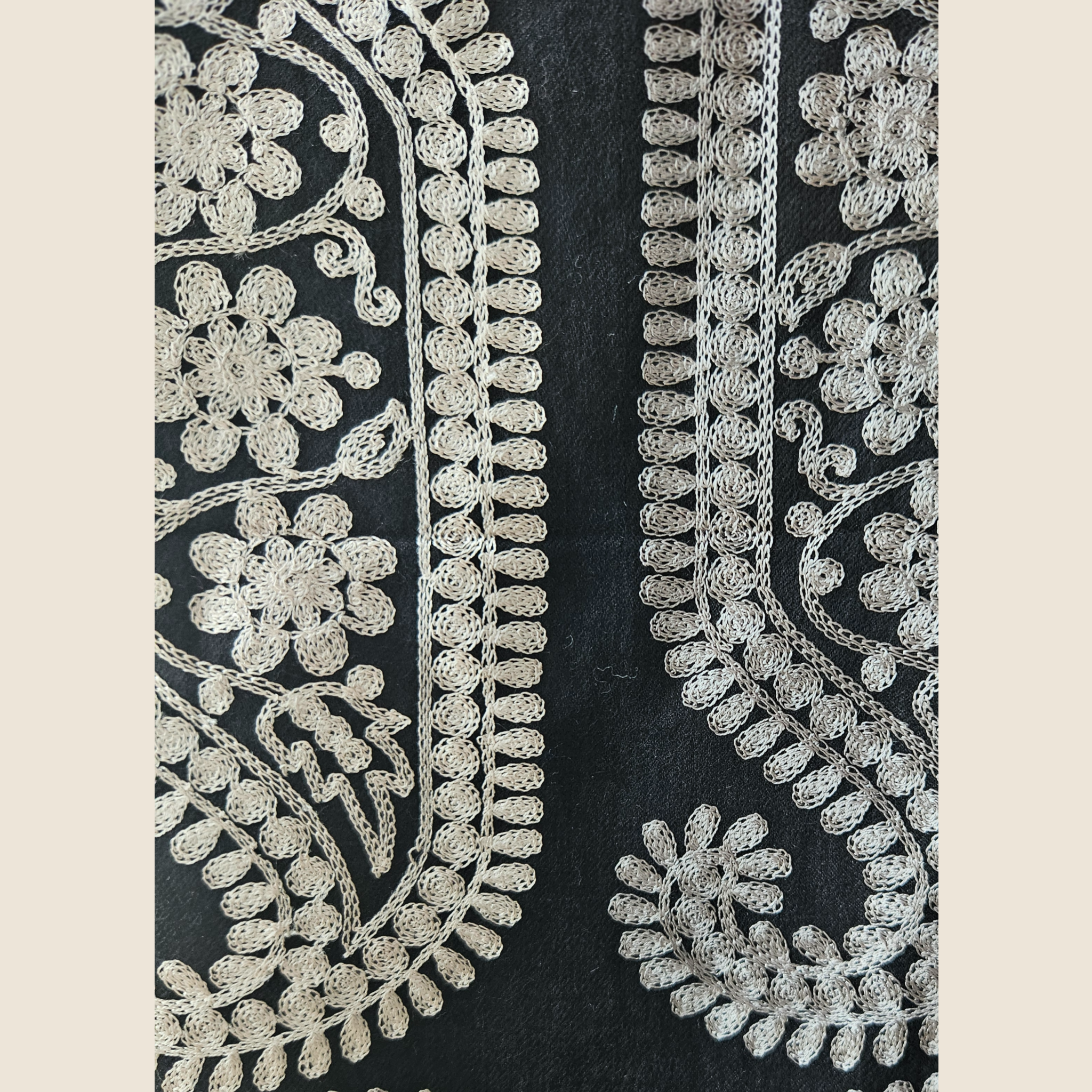 Schal aus Kaschmir, Stickerei, Blätter in grau