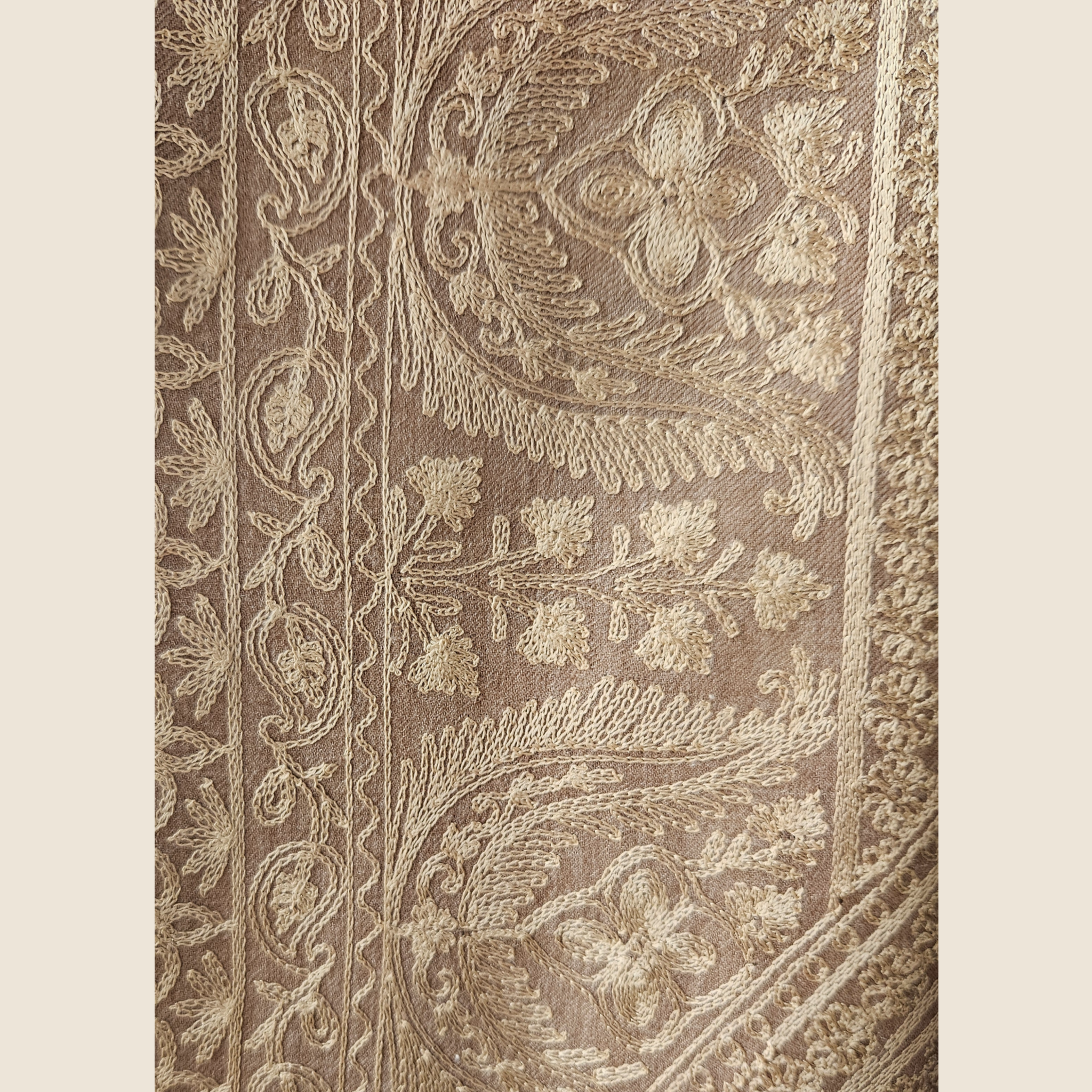 Schal aus Kaschmir, Stickerei, Paisleymuster in gold