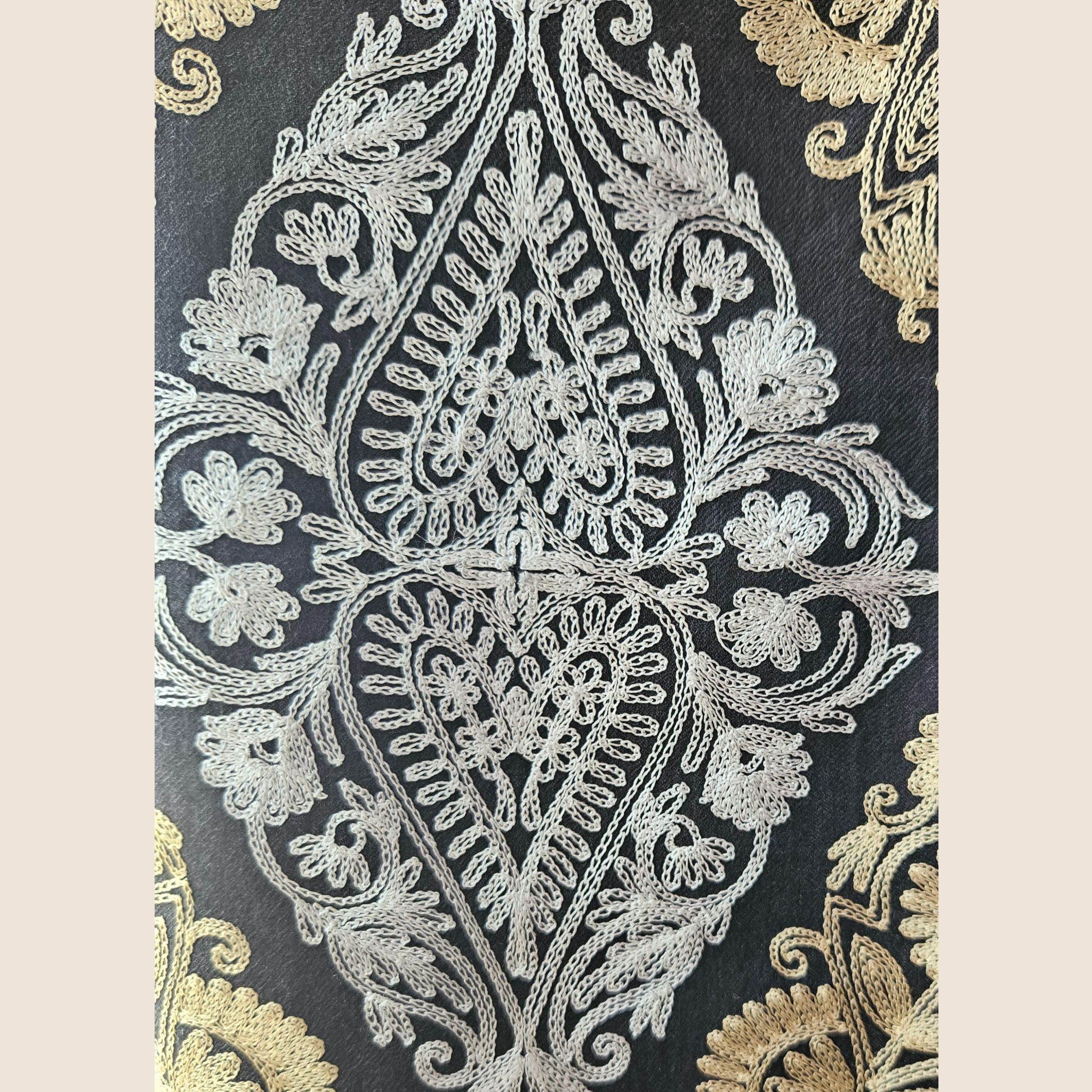 Schal aus Kaschmir, Stickerei, Rauten in gold und silberblau