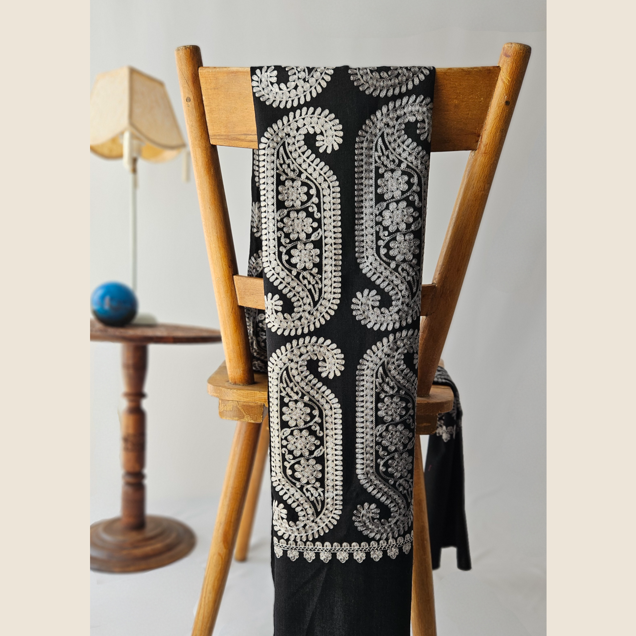 Schal aus Kaschmir, Stickerei, Blätter in grau