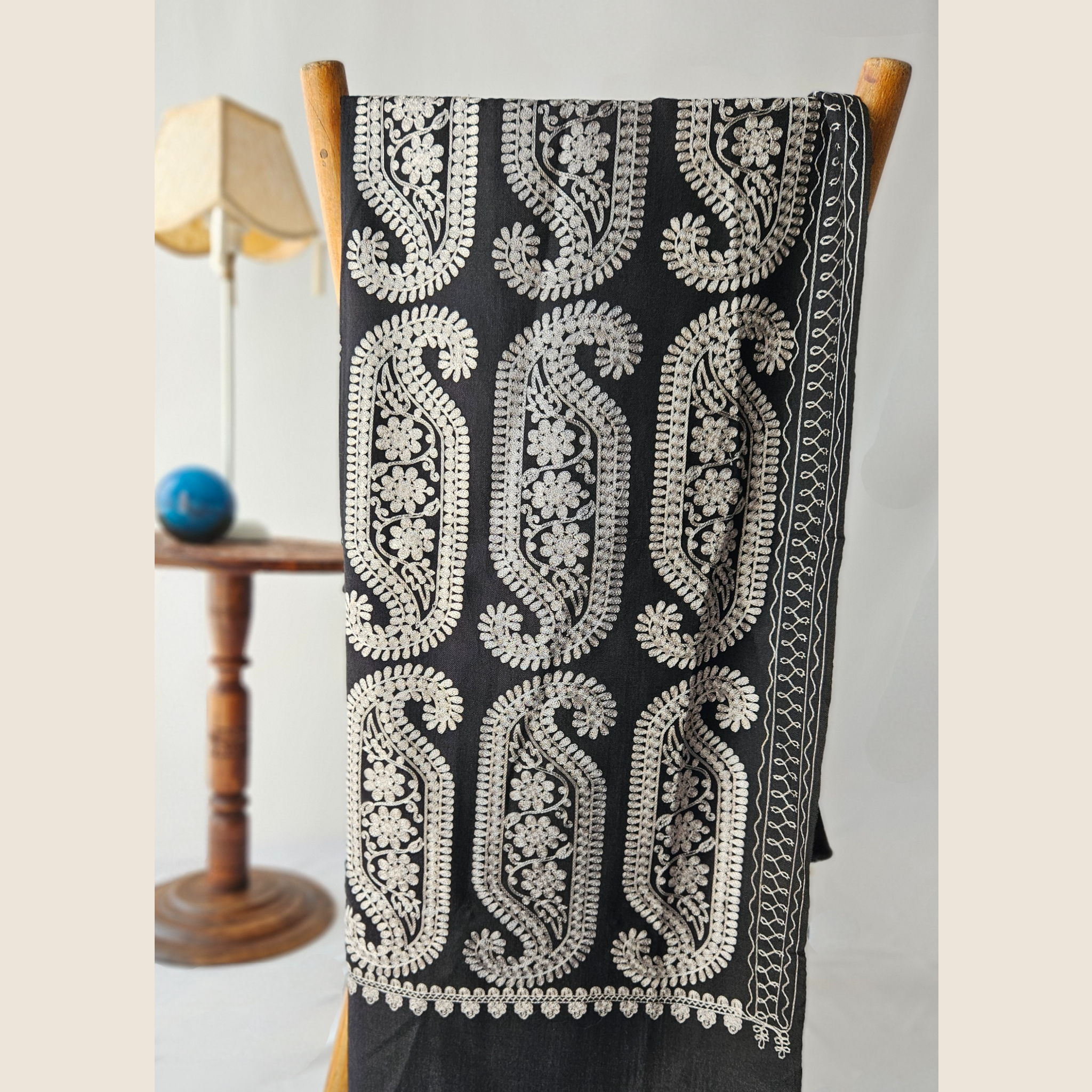 Schal aus Kaschmir, Stickerei, Blätter in grau