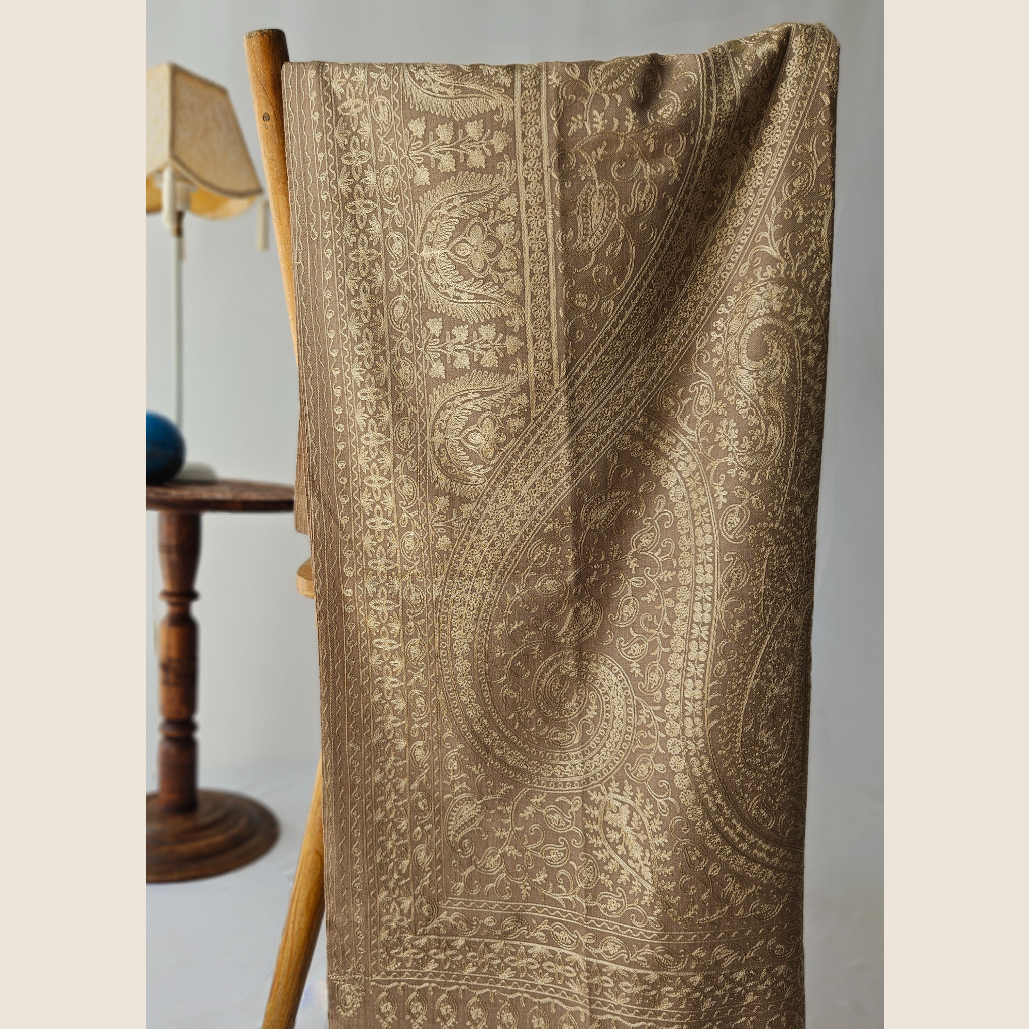 Schal aus Kaschmir, Stickerei, Paisleymuster in gold