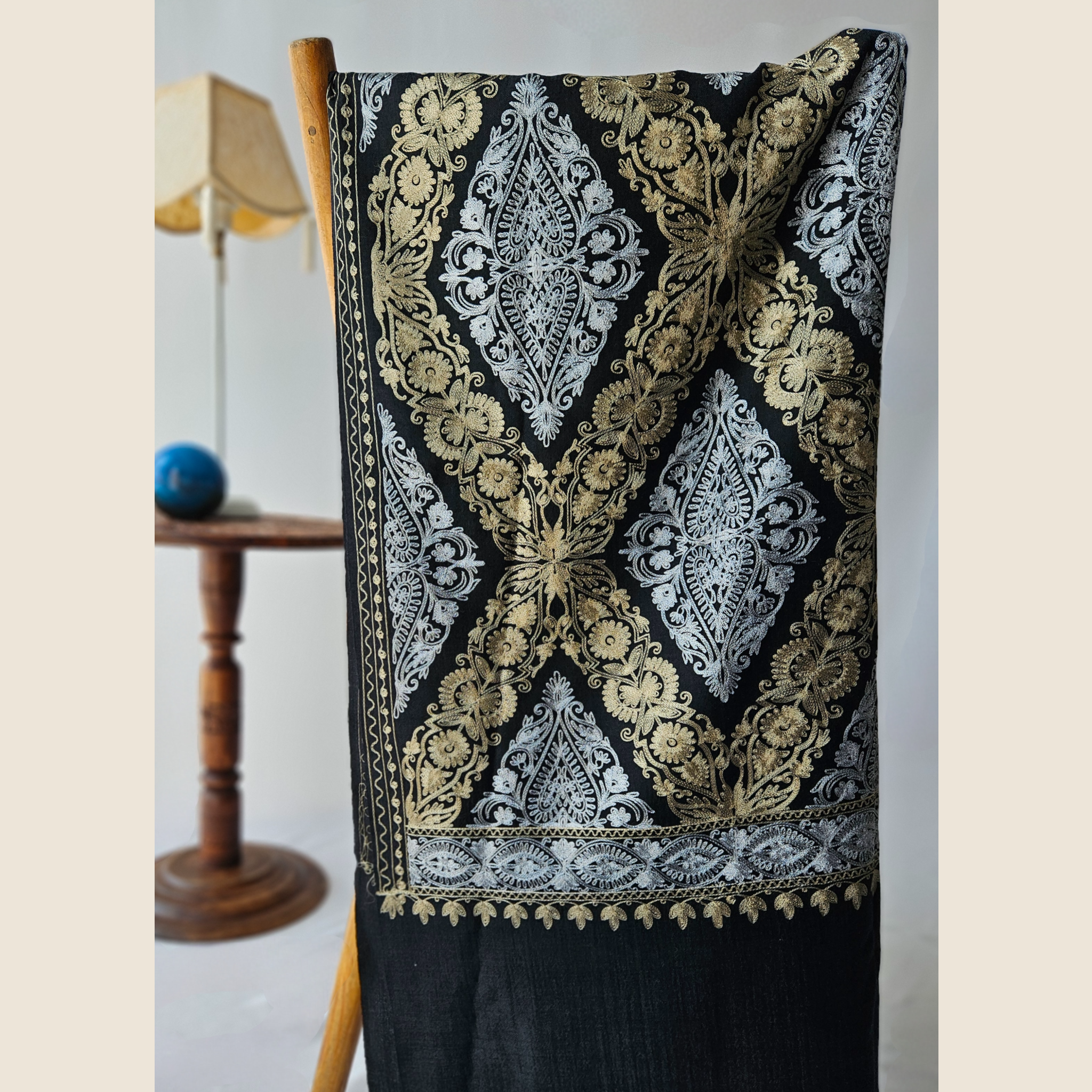 Schal aus Kaschmir, Stickerei, Rauten in gold und silberblau