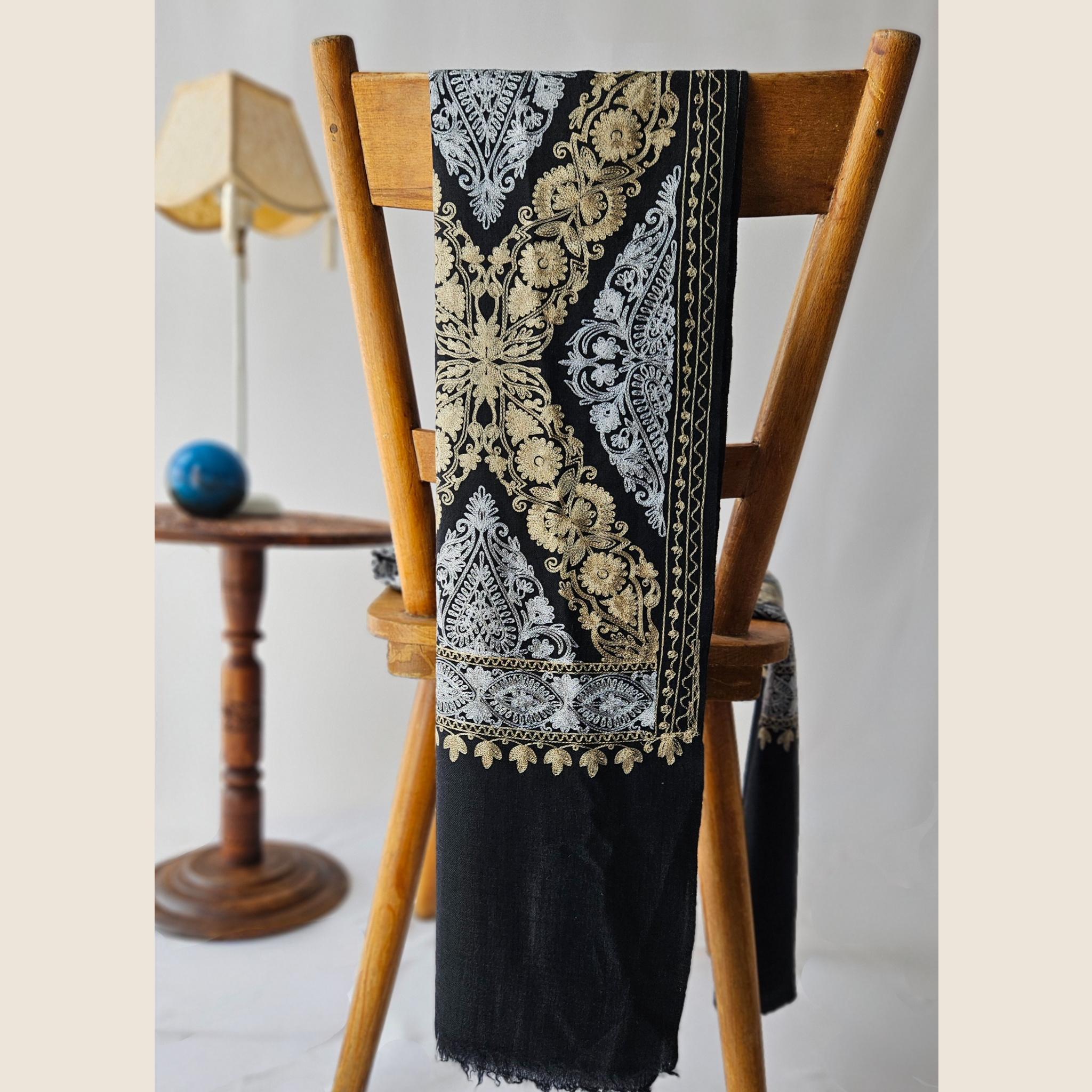 Schal aus Kaschmir, Stickerei, Rauten in gold und silberblau