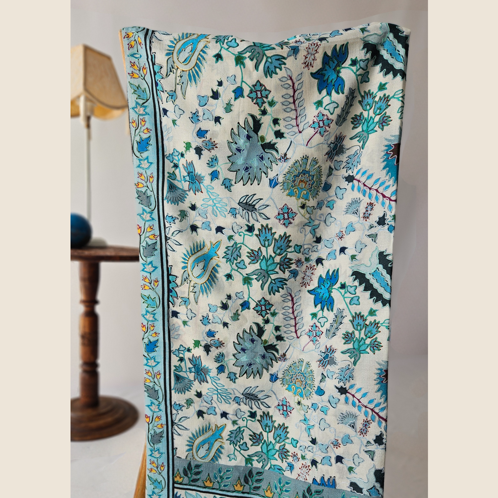 Schal aus Kaschmir, blau mit Blumen