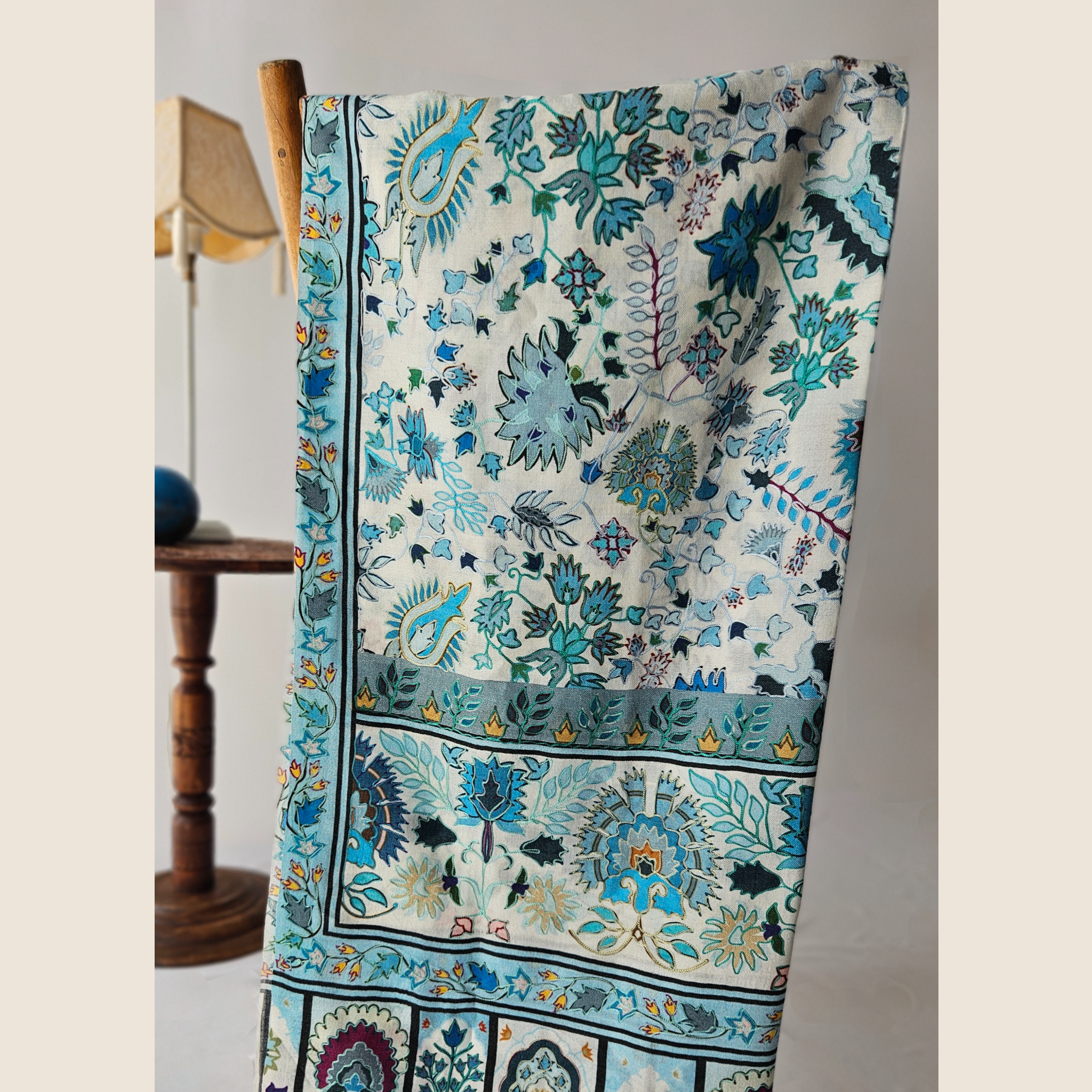 Schal aus Kaschmir, blau mit Blumen